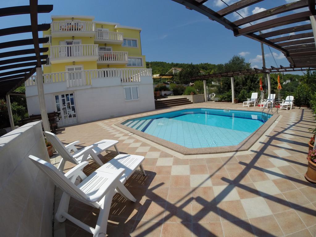 Apartments Romana Slatine Bilik gambar