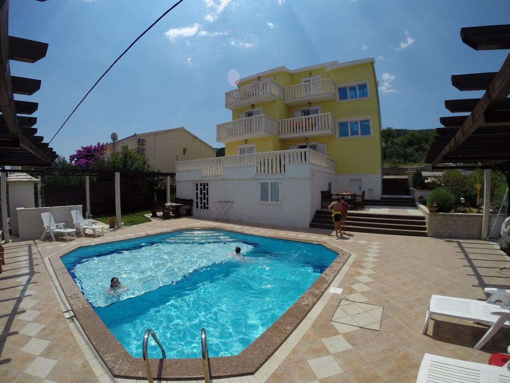 Apartments Romana Slatine Luaran gambar